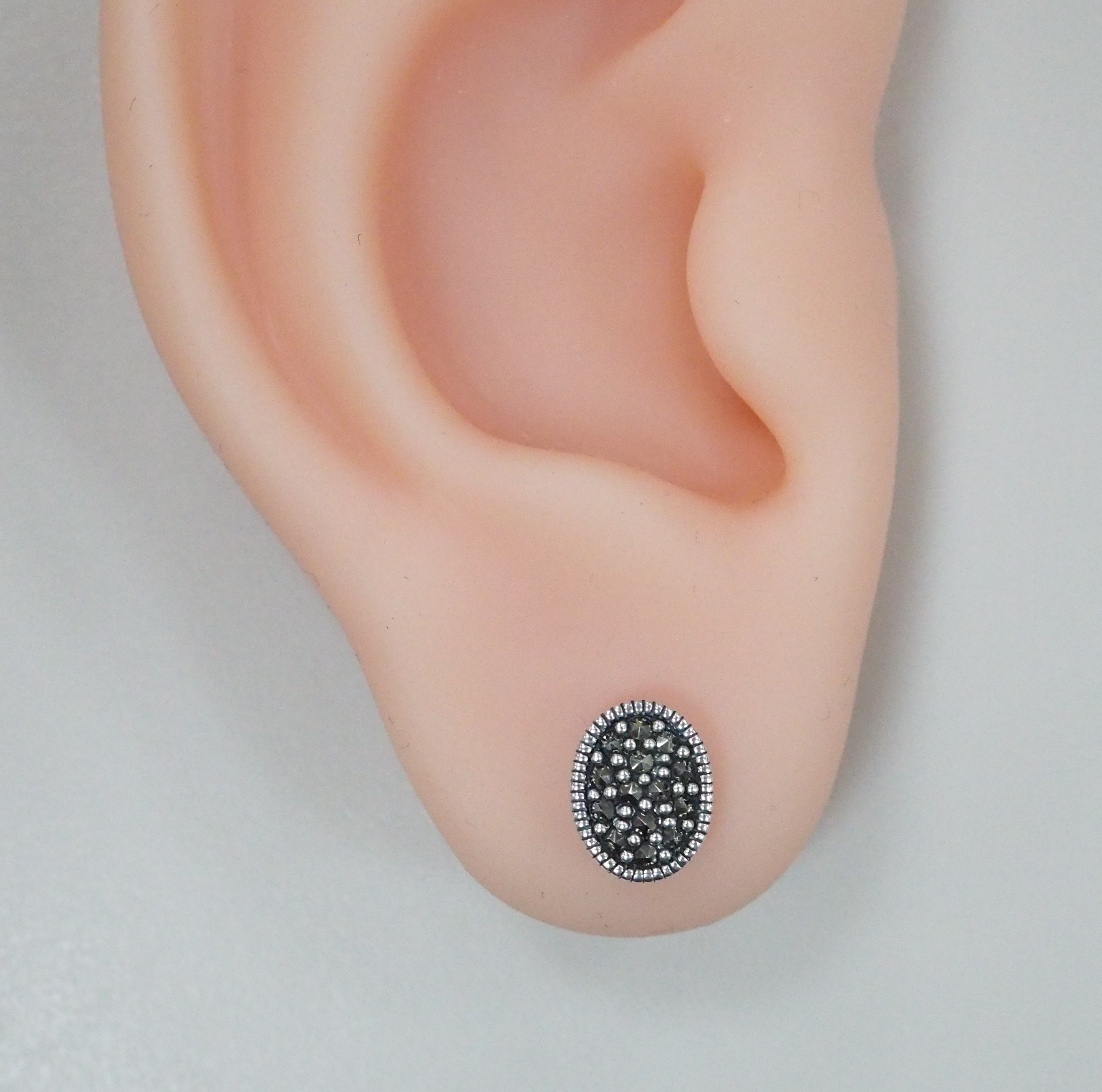 Серебряные серьги-пусеты с марказитами